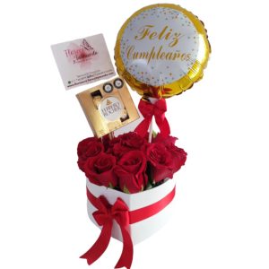 Corazon de rosas, chocolates, globo, tarjerta-