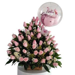 Arreglo en rosas rosadas, globo burbuja y tarjeta impresa- floristeria cali